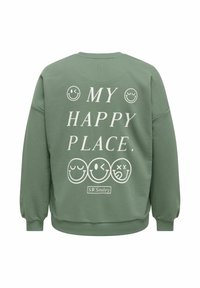 Grønn genser med hvit tekst "MY HAPPY PLACE." og seks forskjellige smilerynker på baksiden, inkludert blunking og kryssede øyne.