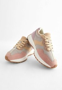 Sportskor med en blandning av ljusrosa, beige och grå material. Ovan del i mocka och textil, gumm sula, snördesign och vadderad krage.
