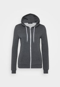 Sudadera gris de tejido suave con cremallera en el frente, cordones blancos, mangas largas y dos bolsillos delanteros. Presenta una capucha forrada y puños acanalados.