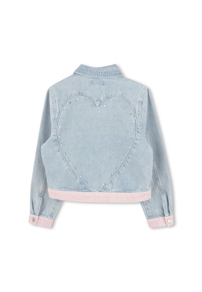 Lichtblauwe denim cropped jas met een hartvormig ontwerp van studs op de achterkant en een roze zoom en manchetten.