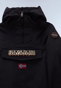 Giacca nera con cappuccio e collo con cerniera, caratterizzata da una toppa logo beige "NAPAPIJRI geographic" e una toppa della bandiera norvegese rossa.