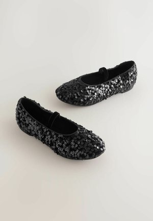 Sorte ballet flats dækket af palietter, med en rund tå og en tynd rem over vristen, samt en glat stofforing.