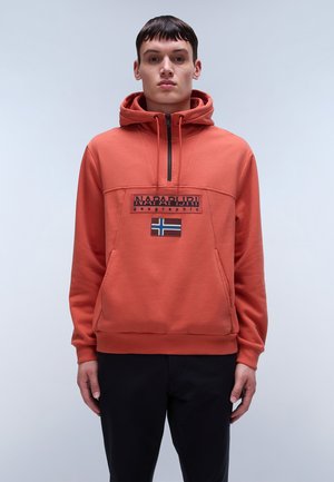 Oranje sweatshirt met capuchon en ritssluiting, voorzien van een zwart logopatch en een klein vlagontwerp. Gemaakt van zachte, gestructureerde stof.