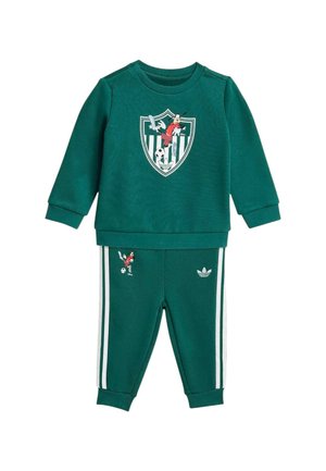 Grønt børne træningssæt med hvide striber, tegneseriefigur der spiller fodbold på trøjen og bukser, og Adidas-logo på bukserne.