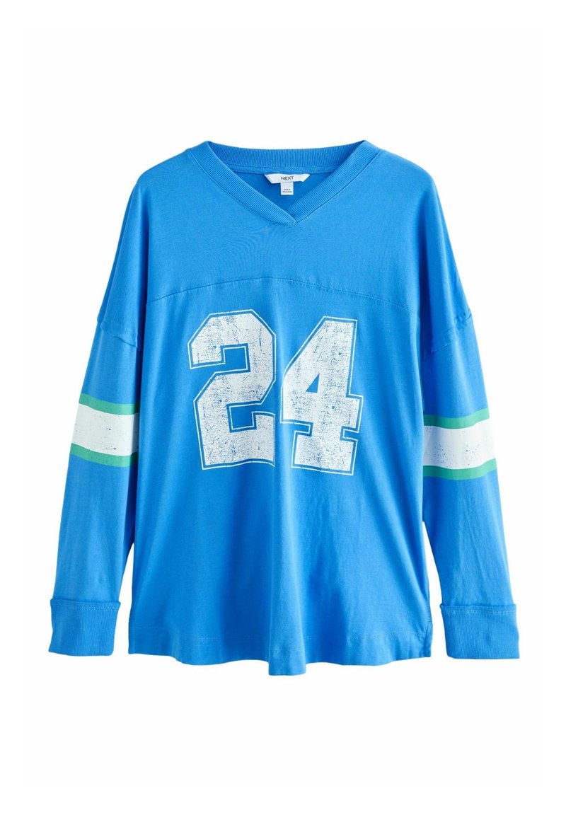 Sininen pitkähihaisen t-paita v-aukkolla, jossa edessä suuri valkoinen kulunut numero "24" ja vihreitä ja valkoisia raitakoristeita hihoissa.