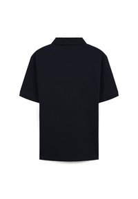 Polo a maniche corte in nero uniforme, caratterizzato da un colletto classico, tessuto testurizzato e orlo dritto con spacco laterale.