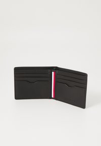 Schwarzes Lederportemonnaie mit mehreren Kartenfächern, mit einem rot-weißen gestreiften Akzent. Glatte Oberfläche und minimalistisches Design.
