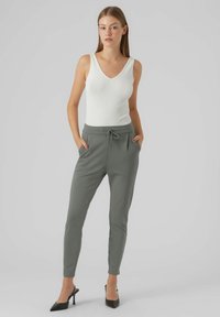 Vero Moda VMEVA STRING - Pantalones deportivos - dark forest