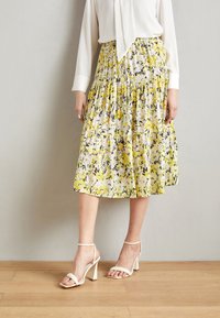 Lollys Laundry - MIDI SKIRT - Falda acampanada - yellow Imagen en miniatura 1