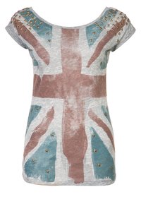 Grå t-shirt med en urblekt Union Jack-design i rött och blått, accentuerad med gyllene stjärnor på axlarna och en avslappnad halsringning.