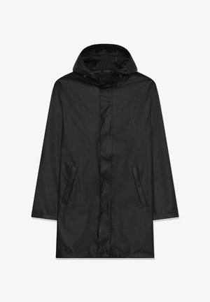 Czarny wodoodporny płaszcz przeciwdeszczowy z kapturem, z zatrzaskami, dwoma przednimi kieszeniami i gładkim, matowym wykończeniem. Długi, luźny krój.