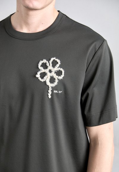 NN.07 PEDRO - T-shirts print - khaki