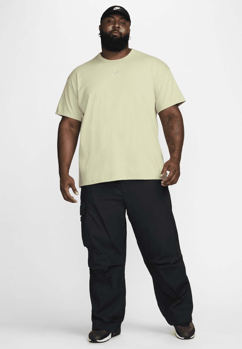 Nike Sportswear T-shirt basic olijfgroen Nike Sportswear T-shirt basic olijfgroen