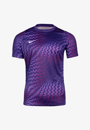 Fioletowa sportowa koszulka z krótkim rękawem z wzorem zygzaków w odcieniach fioletu i różu, z białym logo Nike na prawej piersi.