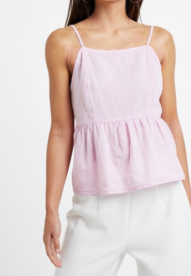 Top in lino rosa con peplum, spalline sottili, scollatura quadrata e vita arricciata. Tessuto leggero e testurizzato con silhouette rilassata.