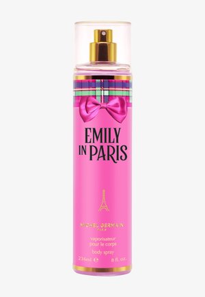 Flacon de spray corporel rose avec embout de pulvérisation doré, bande à carreaux, nœud rose, texte « Emily à Paris » et icône de la tour Eiffel sur le devant.