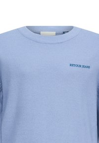 Jasnoniebieski sweter z okrągłym dekoltem wykonany z miękkiego materiału, z prążkowanymi mankietami i dołem, z haftem "RETOUR JEANS" w dopasowanym niebieskim kolorze.