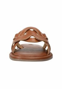 Sandales en cuir marron avec un design supérieur tissé, semelle plate et accents de couture blanche. Style ouvert à l'avant avec un fond de pied confortable.
