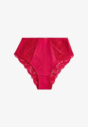 Piros, magas derekú bugyi virágos csipkebetétekkel az oldalán és csipkés szegéllyel a lábnyílásoknál, a derékrész közepén kis díszes medállal.