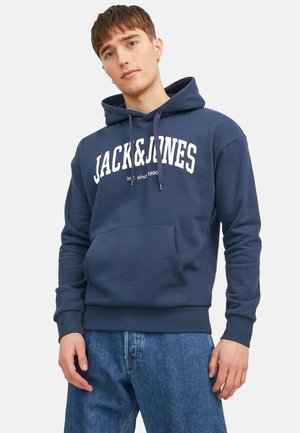 Dunkelblaues Hoodie mit Kängurutasche, ausgestattet mit weißem Drucktext "JACK&JONES" und "in! seit 1990" in einer klassischen Schriftart. Weiches Material, lässige Passform.