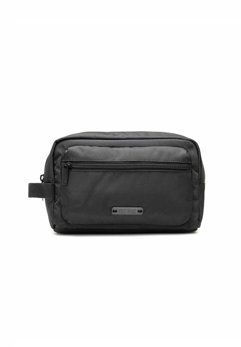 Czarna, prostokątna kosmetyczka z materiału, z przednią kieszenią na zamek, bocznym uchwytem i firmową metką na przodzie. Teksturowana powierzchnia.