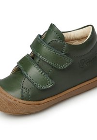 Scarpa verde in pelle per bambini con due cinturini in velcro, punta arrotondata e suola in gomma marrone texturizzata. I dettagli delle cuciture arricchiscono il design.