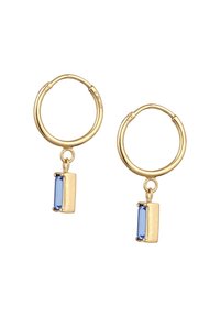 Goldene Creolen mit kleinen rechteckigen blauen Edelsteinhängern, die von jeder Creole baumeln, vor einem weißen Hintergrund präsentiert.