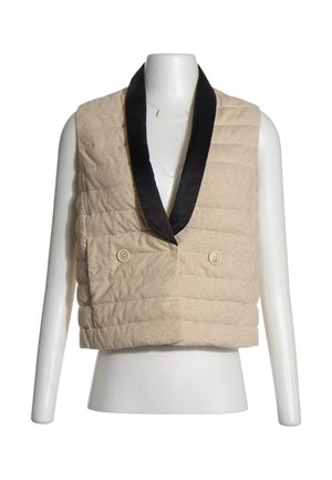 Beige quiltet ærmeløs vest med sort satin krave og to forreste knapper vist på hvid mannequin torso.