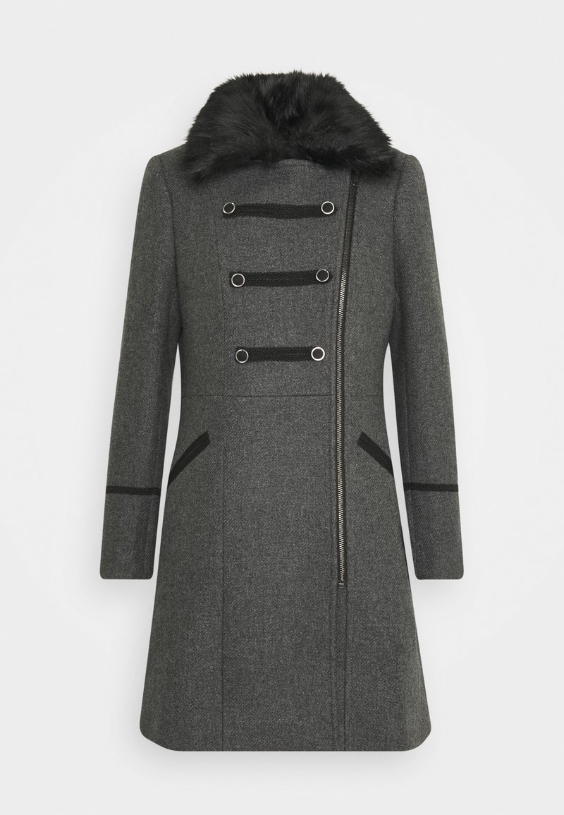 Abrigo de lana gris oscuro con cuello de piel sintética negra, cremallera diagonal, bandas decorativas negras con anillos plateados y mangas largas.