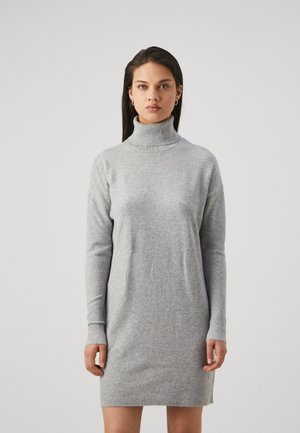 Robe pull gris à col roulé, manches longues, poignets et ourlet côtelés, fabriquée en matériau doux, coupe légèrement ample, design minimaliste.