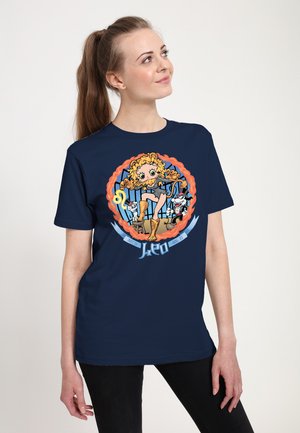 T-shirt bleu marine avec un design de dessin animé représentant un lion et un texte stylisé "Leo", entouré d'un motif circulaire orange. Tissu doux.