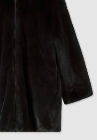 Czarny płaszcz z futra syntetycznego o miękkiej teksturze, z długimi rękawami i zapięciem na zamek błyskawiczny z przodu. Projekt jest prosty i nowoczesny.