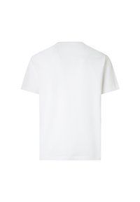 Camiseta blanca de manga corta hecha de algodón. Presenta un cuello redondo y un corte recto. Sin patrones ni acentos visibles en la parte posterior.