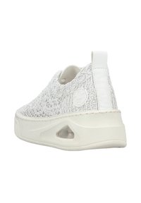 Baskets blanches à enfiler avec un dessus tissé texturé, semelle en caoutchouc et un coussin d'air visible au niveau du talon pour plus de confort. Comprend une languette à l'arrière.