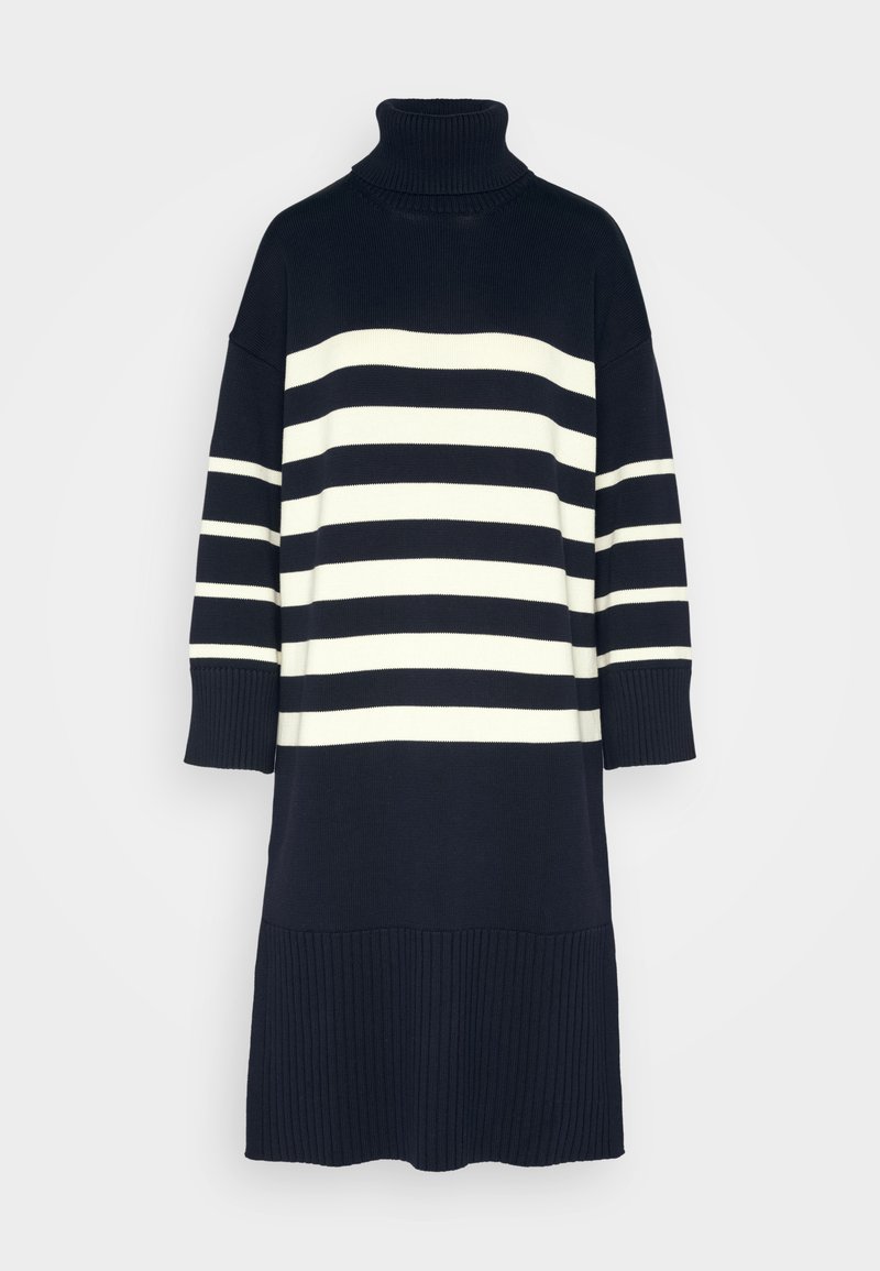 Granatowa długa sukienka-sweter z białymi poziomymi paskami na klatce piersiowej i rękawach, z golfem oraz ściągaczami przy mankietach i u dołu.