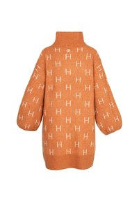 Oranger Strickpullover mit hohem Kragen, übergroßen Ärmeln und weißen 'H'-Mustern überall. Weiche Textur und gerippte Saumdetails.