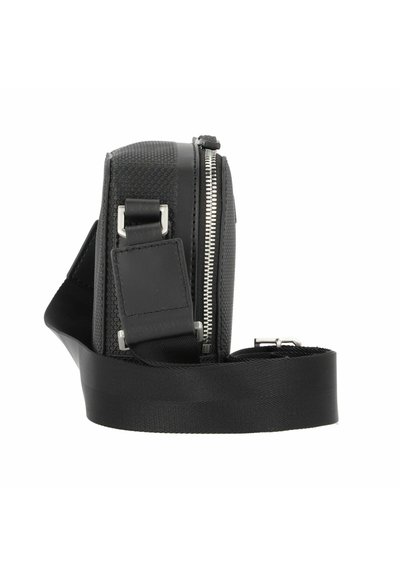 Sac à bandoulière noir avec une face texturée, des matériaux lisses, une fermeture éclair, une bandoulière réglable et des accents en métal. Design compact.