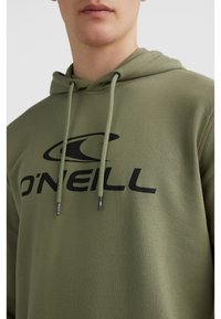 Olivově zelená mikina s hladkým povrchem, s velkým černým logem "O'NEILL" a šňůrkami se stříbrnými konci.