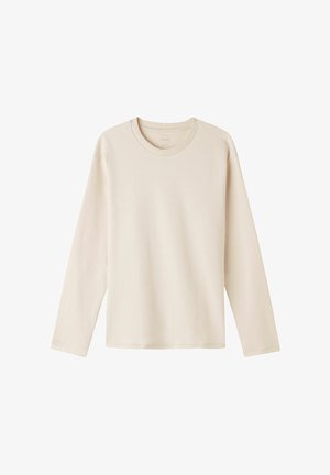 Camiseta de algodón de manga larga en color crema con cuello redondo y corte relajado. Textura suave, diseño liso, sin patrones ni acentos visibles.