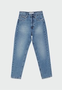 Jeans de mezclilla azul de tiro alto con textura desgastada, cierre frontal de botón y cremallera, diseño de cinco bolsillos y piernas rectas y ajustadas.