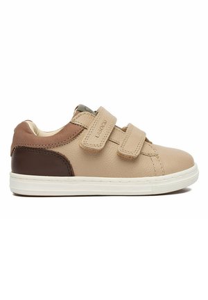 Beżowo-brązowy niski sneaker z dwoma regulowanymi paskami na rzepy i białą gumową podeszwą, zaprojektowany do noszenia na co dzień.