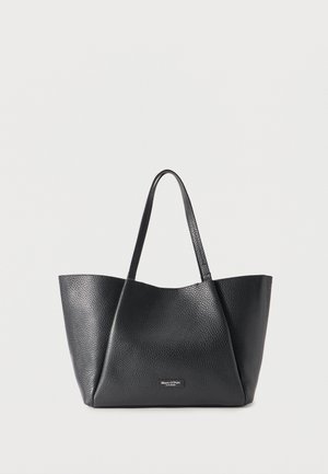 Schwarze Ledertasche mit Textur, zwei Griffen und kleinem silbernem Marc O'Polo-Logo in der vorderen Mitte.