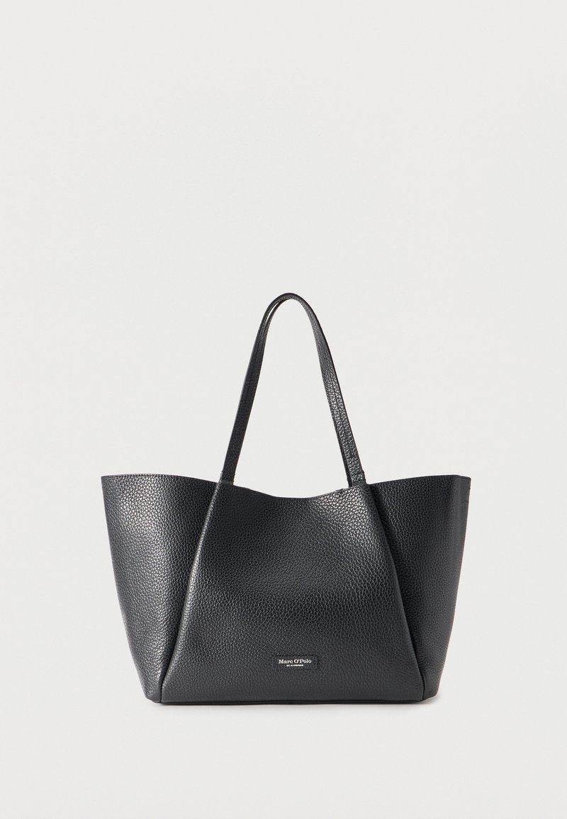 Μαύρη τσάντα tote από δερματίνη με δύο χερούλια και μικρό ασημένιο λογότυπο Marc O'Polo στο κέντρο μπροστά.