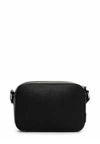 Černá kožená crossbody taška s texturovaným povrchem, obdélníkovým tvarem a zipovým uzavíráním. Nastavitelný popruh a minimalistický design.