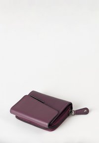 Portafogli in pelle viola con finitura testurizzata. Dotato di chiusura con zip, tasca frontale per carte e un cinturino da polso. Design compatto e rettangolare.