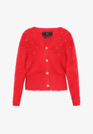 Crvena krznena jakna s V-izrezom, zlatnim gumbima i raspršenim kamenčićima. Kratki, dugi rukavi i skraćeni dizajn.