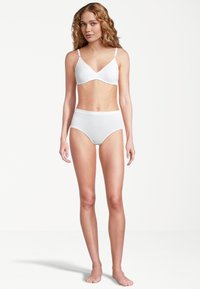 Weißes Baumwoll-Bralette- und hoch tailliertes Unterwäsche-Set, glatte Textur, verstellbare Träger, elastischer Bund, minimalistisches Design. Keine Muster oder Akzente.