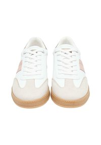 Hvite sneakers med rosa striper, laget av semsket skinn og lær, rund tå, flat gummisåle og snøring.