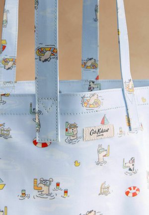 Jasnoniebieska torba na ramię z zabawnymi ilustracjami zwierząt pływających z fajkami do nurkowania i kołami ratunkowymi, z etykietą Cath Kidston London.