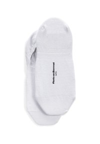 Weiße Baumwoll-No-Show-Socken. Glatte Textur, runde Zehenpartie und verstärkte Ferse. Mit schwarzem Drucktext-Branding auf einer Seite.